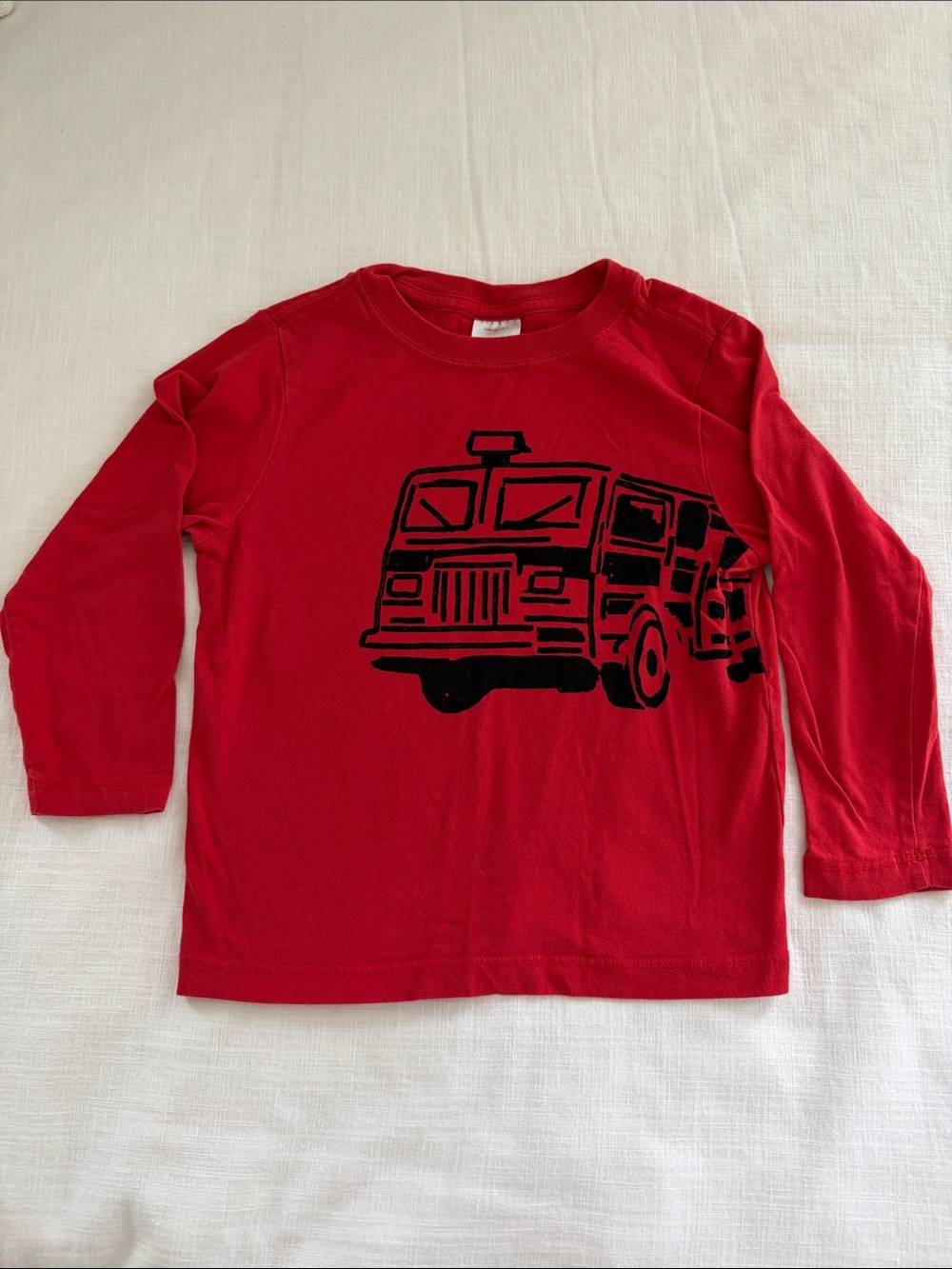 Hanna Andersson Red Long-Sleeve Kids Shirt with Fire Truck Graphic 100cm/4T